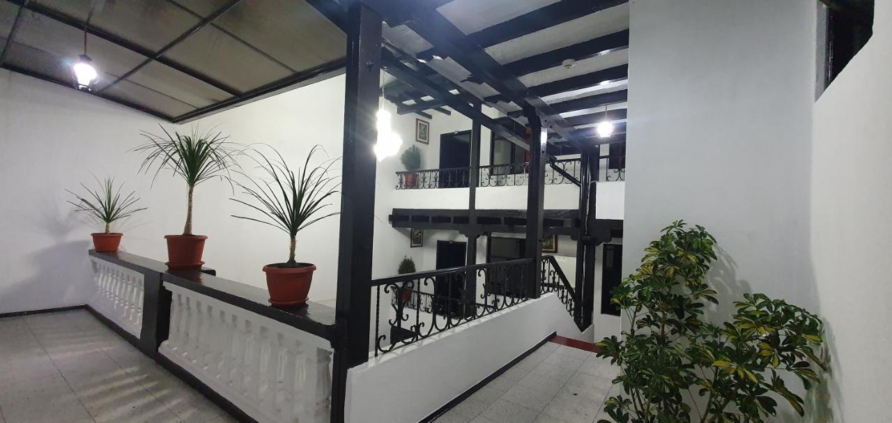 Hostal Flores Quito Exterior photo