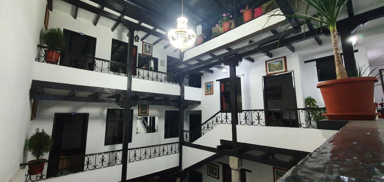 Hostal Flores Quito Exterior photo